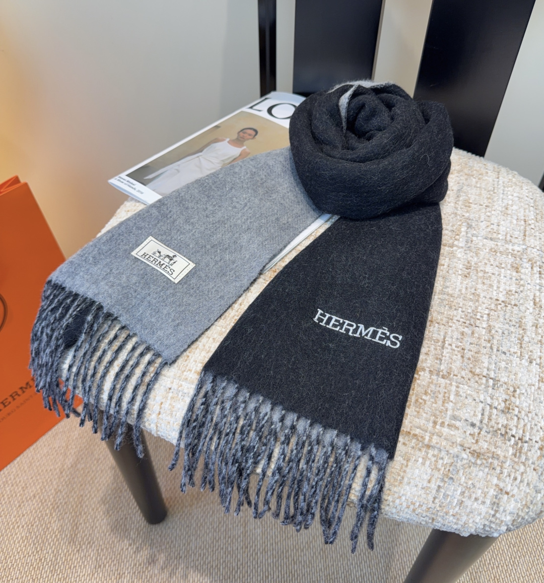爱马仕官网同步，难得一见的温柔配色，低调又不失优雅❗️】重点推荐❗️双边配色，一条围巾两种风格搭配，高级