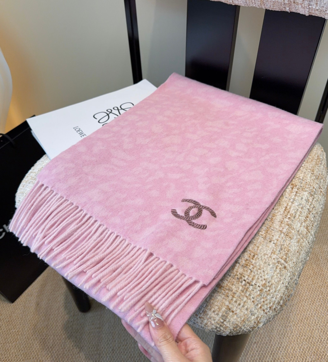 上新！秋冬香奈儿男女同款，同步，高端羊绒针织围巾！ 可正式，可随意，非常Classical的设计。这款织