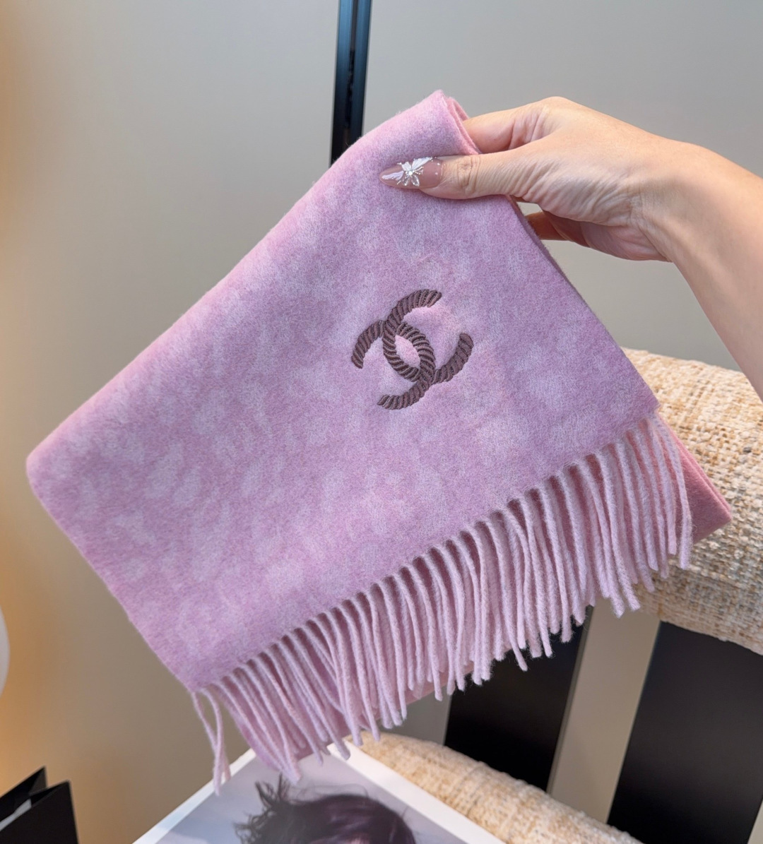 上新！秋冬香奈儿男女同款，同步，高端羊绒针织围巾！ 可正式，可随意，非常Classical的设计。这款织