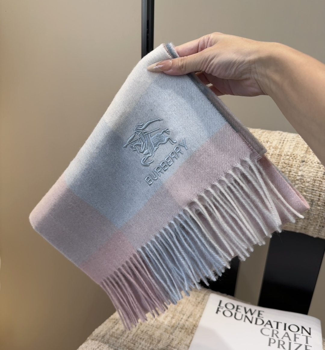 Burberry · 巴宝莉围巾❗️好看的要疯掉了，太有型太有魅力了❗️❗️非常斯文时尚的秋冬单品！真的