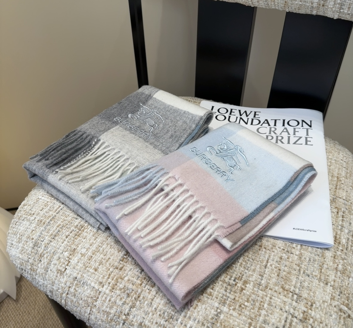 Burberry · 巴宝莉围巾❗️好看的要疯掉了，太有型太有魅力了❗️❗️非常斯文时尚的秋冬单品！真的