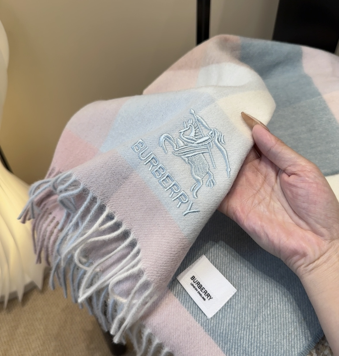 Burberry · 巴宝莉围巾❗️好看的要疯掉了，太有型太有魅力了❗️❗️非常斯文时尚的秋冬单品！真的