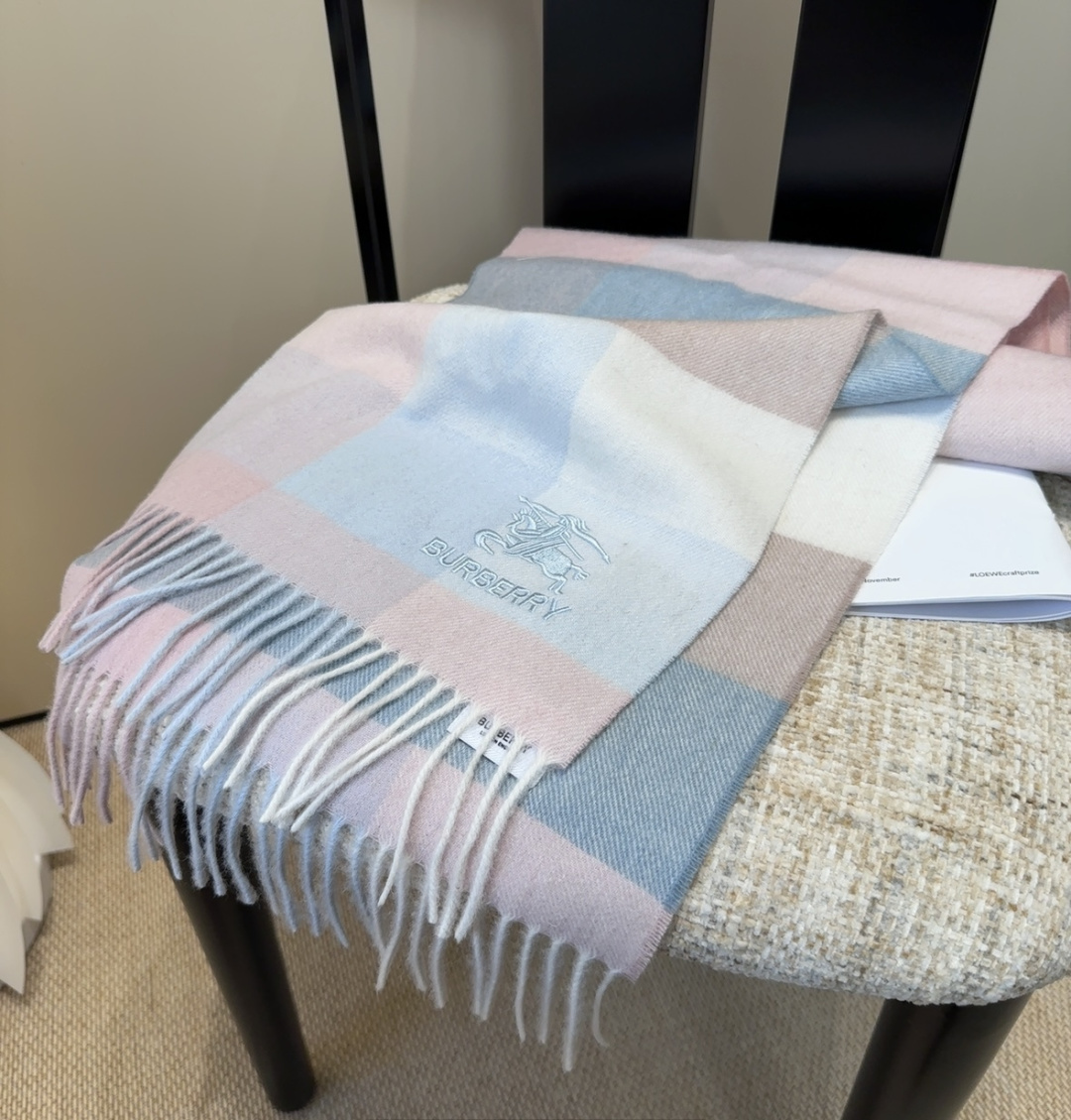 Burberry · 巴宝莉围巾❗️好看的要疯掉了，太有型太有魅力了❗️❗️非常斯文时尚的秋冬单品！真的