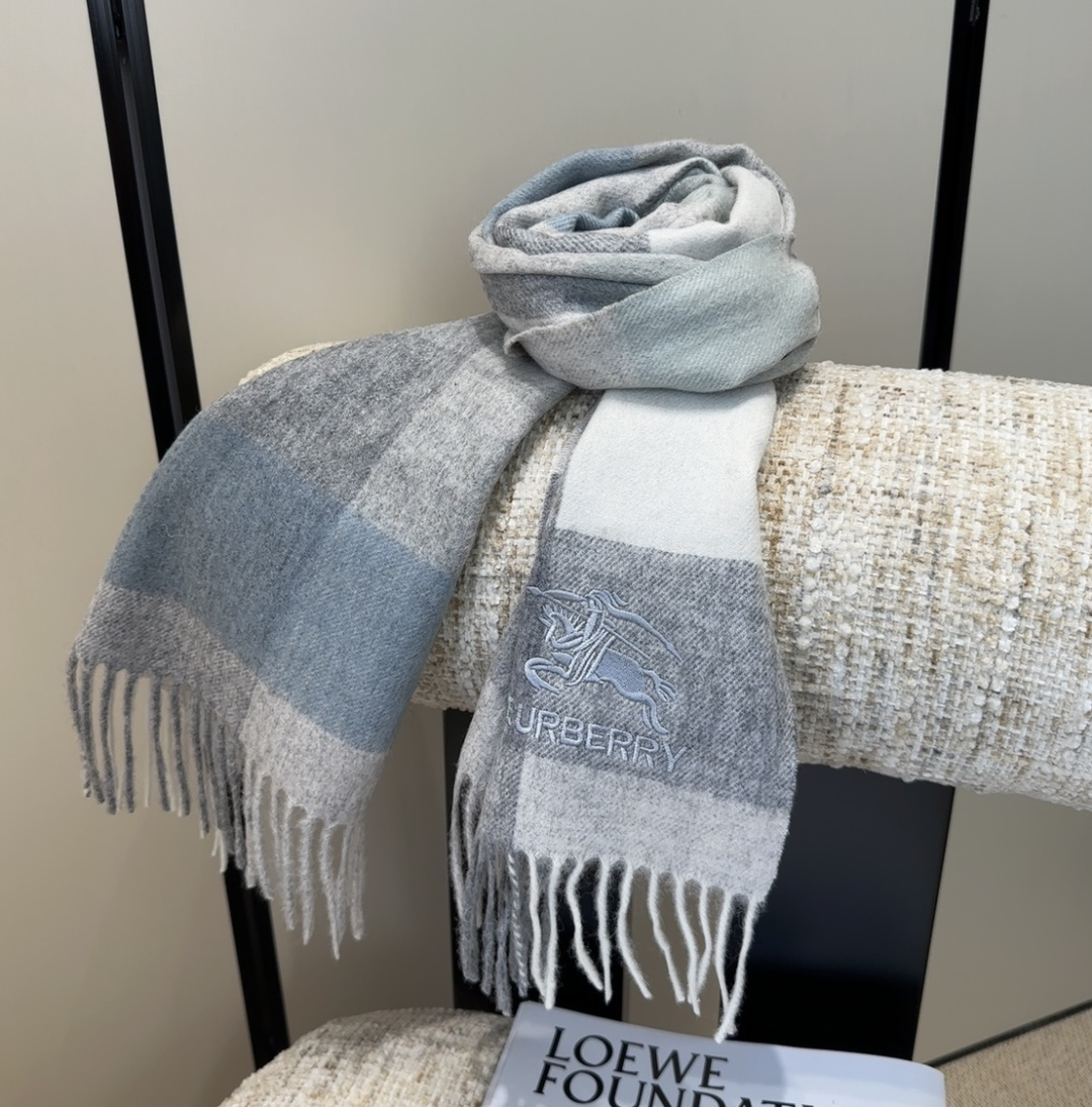 Burberry · 巴宝莉围巾❗️好看的要疯掉了，太有型太有魅力了❗️❗️非常斯文时尚的秋冬单品！真的
