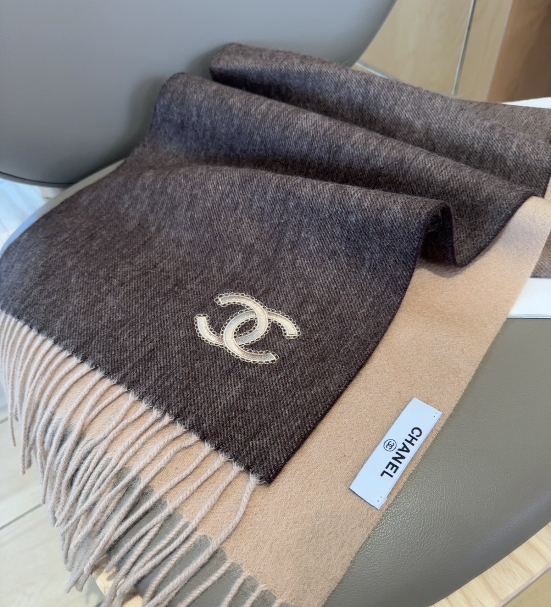 【▪香奈儿· 难得一见的温柔配色，超级迷恋❗️气质低调恬静又不失优雅❗️】重点推荐❗️高级舒适时髦气质，