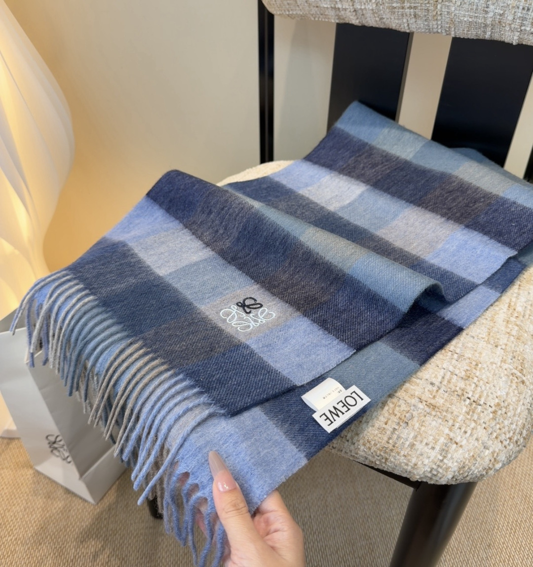 【▪Loewe · 罗意威难得一见的温柔配色，低调又不失优雅❗】重点推荐❗双面配色，一条围巾两种风格搭配