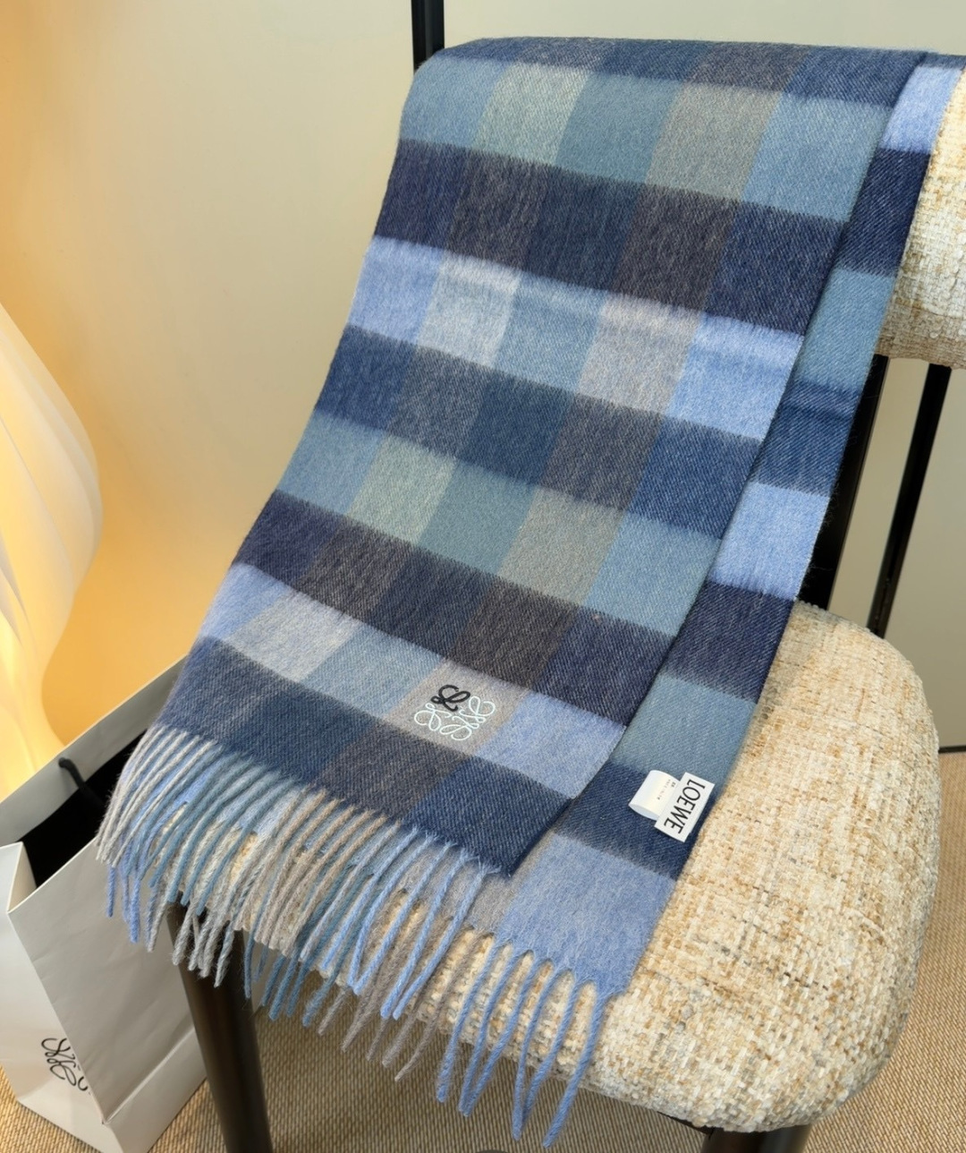 【▪Loewe · 罗意威难得一见的温柔配色，低调又不失优雅❗】重点推荐❗双面配色，一条围巾两种风格搭配