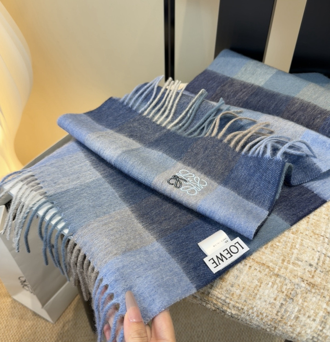 【▪Loewe · 罗意威难得一见的温柔配色，低调又不失优雅❗】重点推荐❗双面配色，一条围巾两种风格搭配