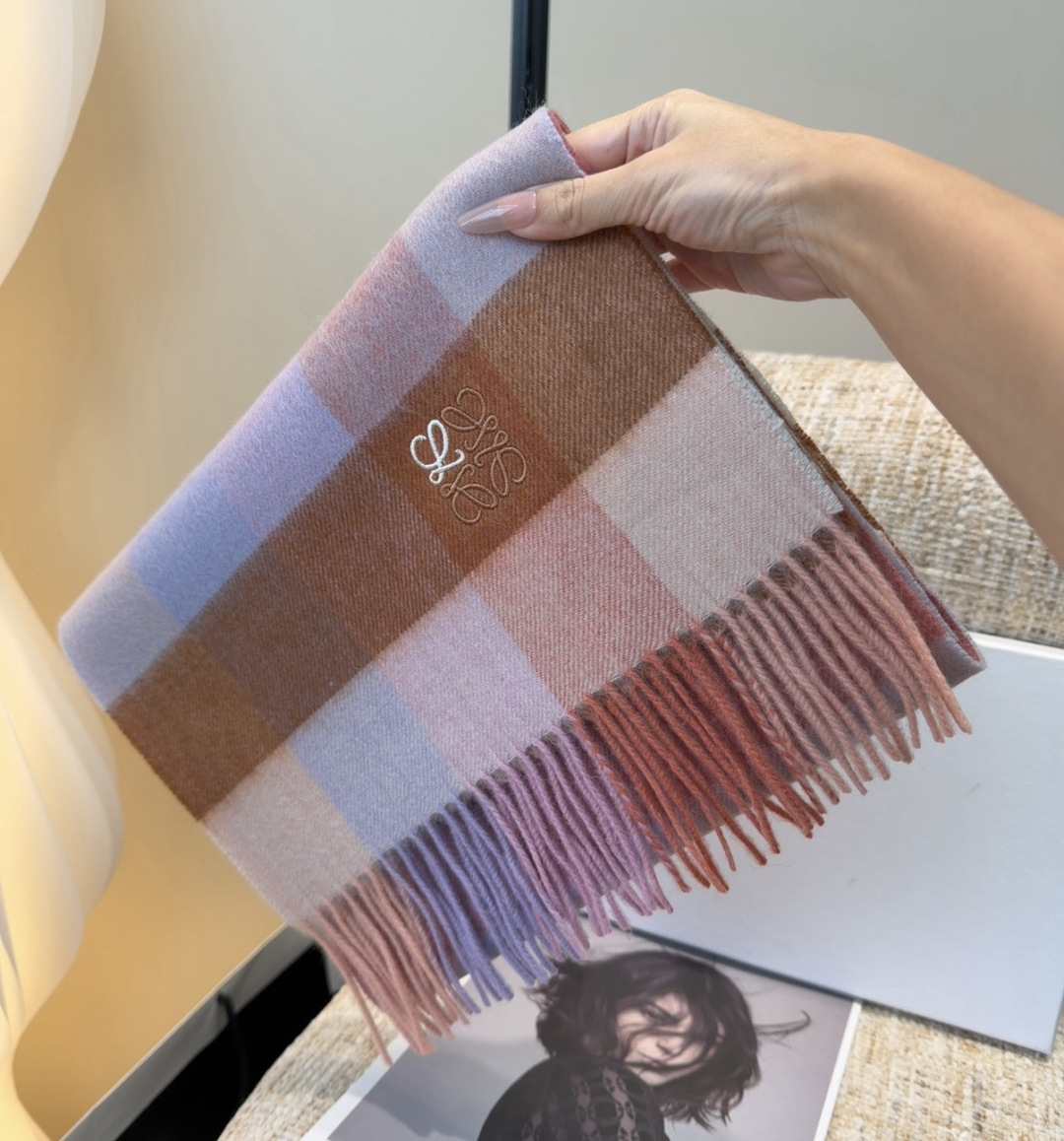 【▪Loewe · 罗意威难得一见的温柔配色，低调又不失优雅❗】重点推荐❗双面配色，一条围巾两种风格搭配