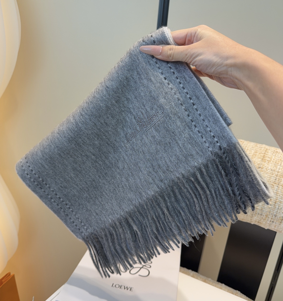 Lv围巾❗️好看的要疯掉了，太有型太有魅力了❗️❗️非常斯文时尚的秋冬单品！真的很喜欢，非常Classi