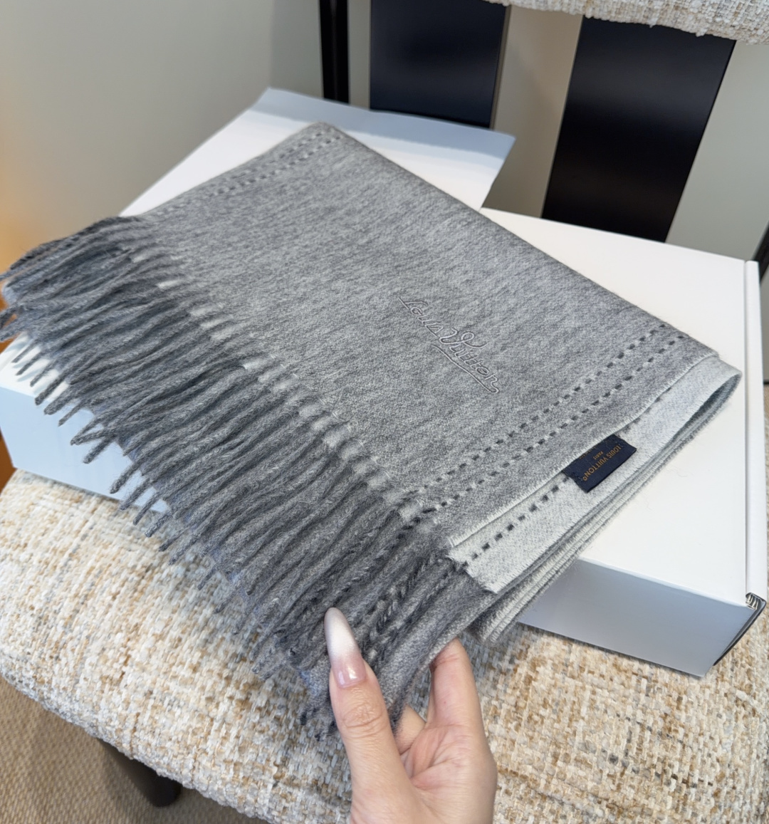 Lv围巾❗️好看的要疯掉了，太有型太有魅力了❗️❗️非常斯文时尚的秋冬单品！真的很喜欢，非常Classi