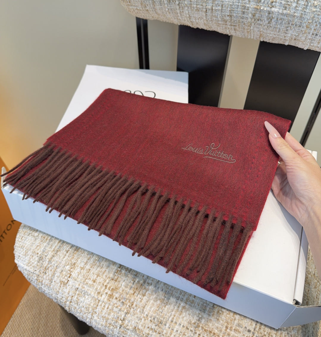 Lv围巾❗️好看的要疯掉了，太有型太有魅力了❗️❗️非常斯文时尚的秋冬单品！真的很喜欢，非常Classi