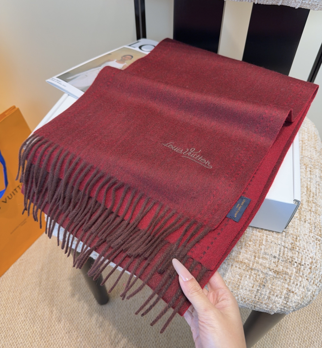 Lv围巾❗️好看的要疯掉了，太有型太有魅力了❗️❗️非常斯文时尚的秋冬单品！真的很喜欢，非常Classi