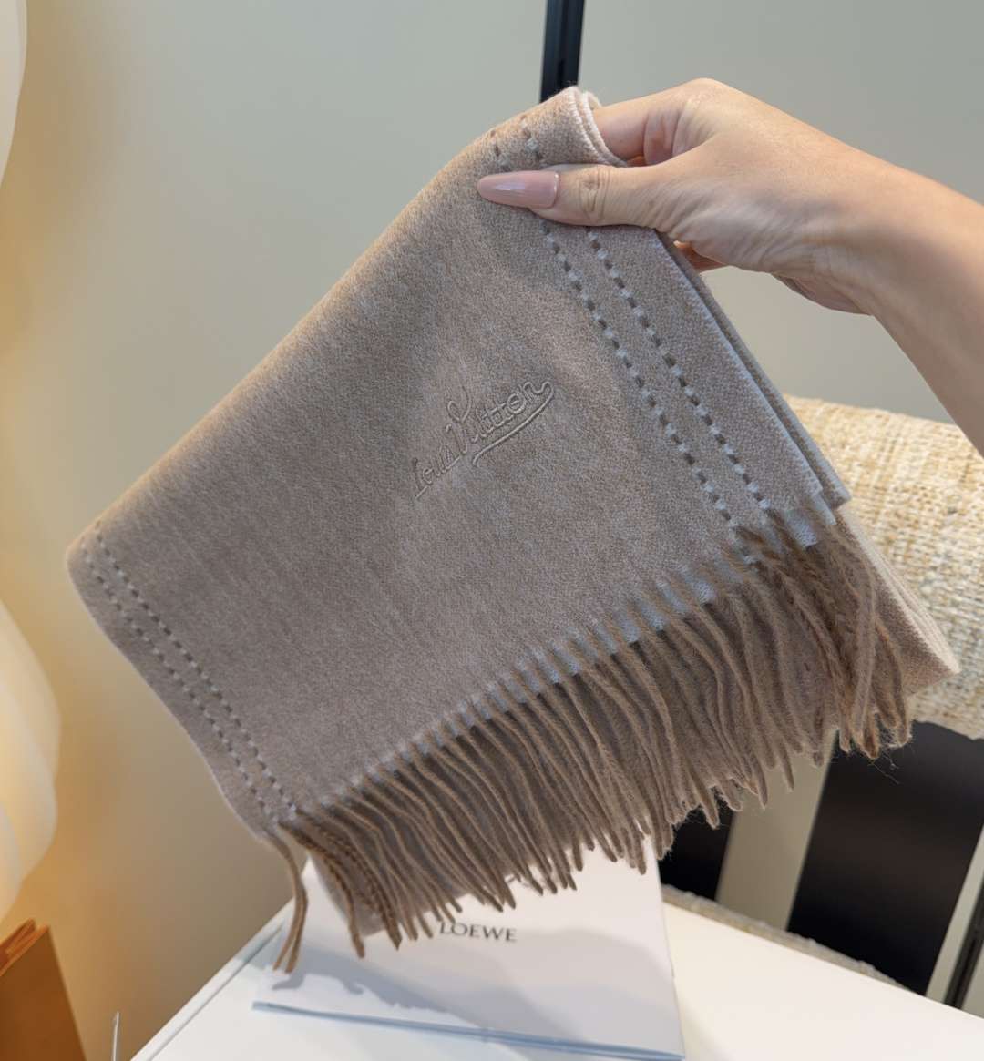 Lv围巾❗️好看的要疯掉了，太有型太有魅力了❗️❗️非常斯文时尚的秋冬单品！真的很喜欢，非常Classi