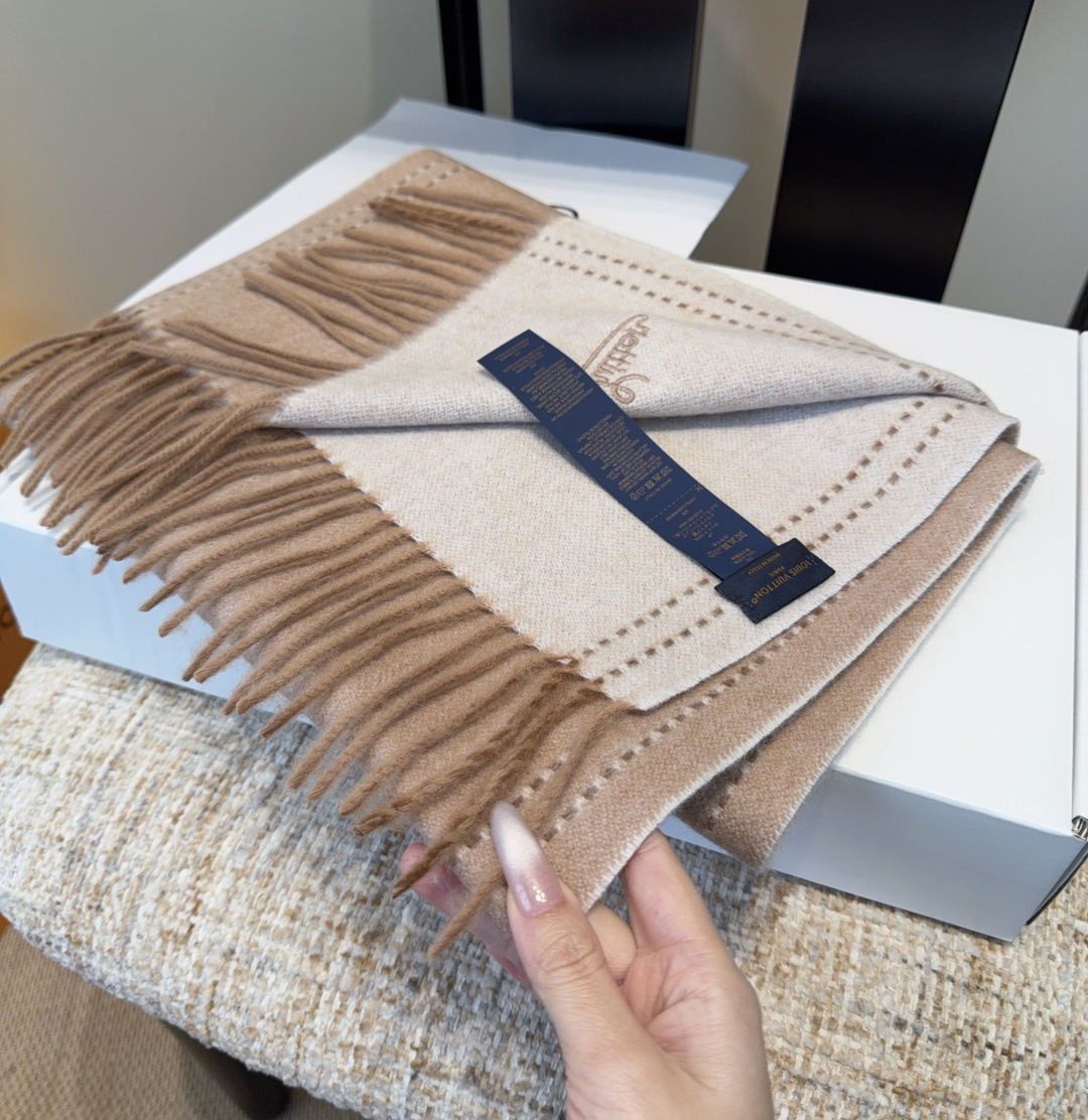 Lv围巾❗️好看的要疯掉了，太有型太有魅力了❗️❗️非常斯文时尚的秋冬单品！真的很喜欢，非常Classi