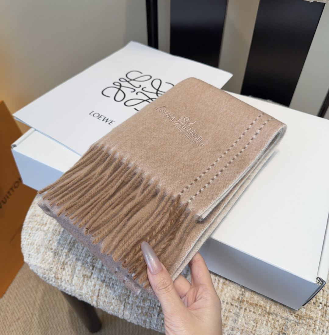 Lv围巾❗️好看的要疯掉了，太有型太有魅力了❗️❗️非常斯文时尚的秋冬单品！真的很喜欢，非常Classi