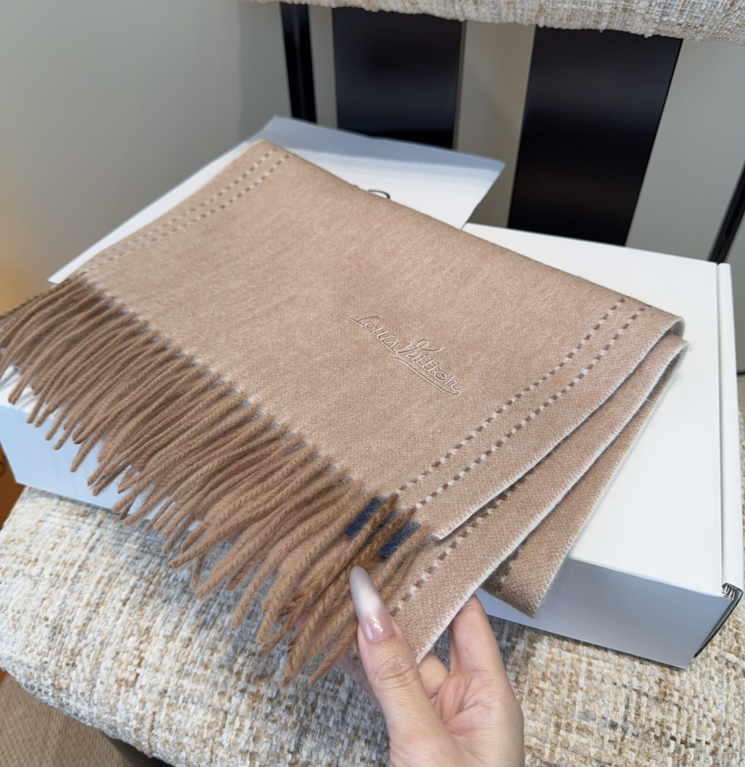 Lv围巾❗️好看的要疯掉了，太有型太有魅力了❗️❗️非常斯文时尚的秋冬单品！真的很喜欢，非常Classi