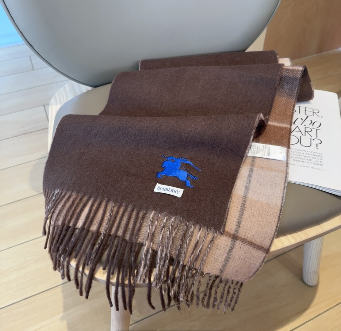 巴宝莉双拼色 双面提花围巾 秋冬最新款 排队买 绝对的上身效果极佳 ，双面羊绒厚实无比，大克重 超级保暖