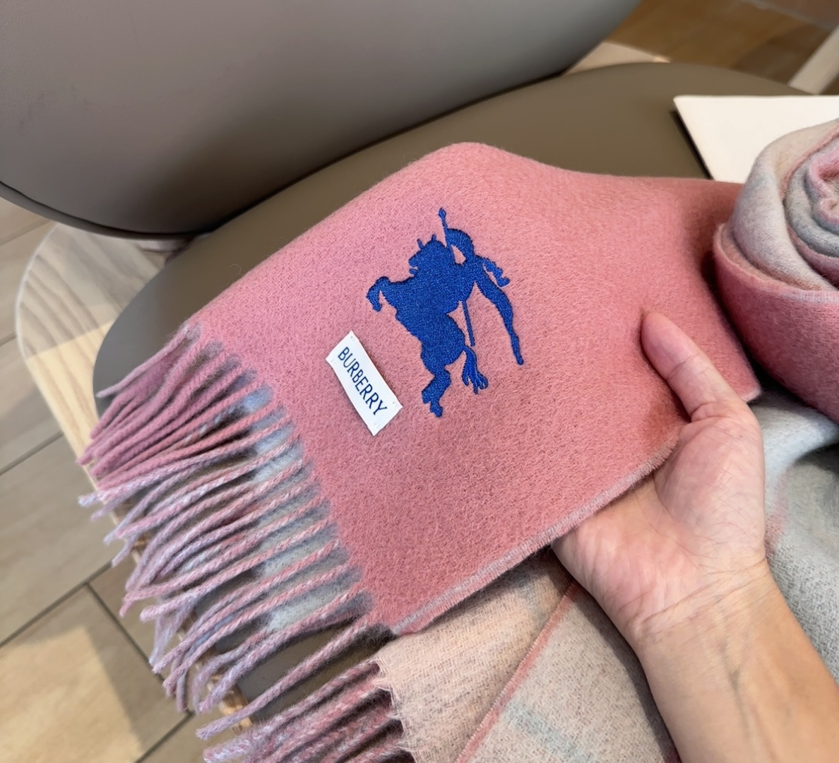 巴宝莉双拼色 双面提花围巾 秋冬最新款 排队买 绝对的上身效果极佳 ，双面羊绒厚实无比，大克重 超级保暖