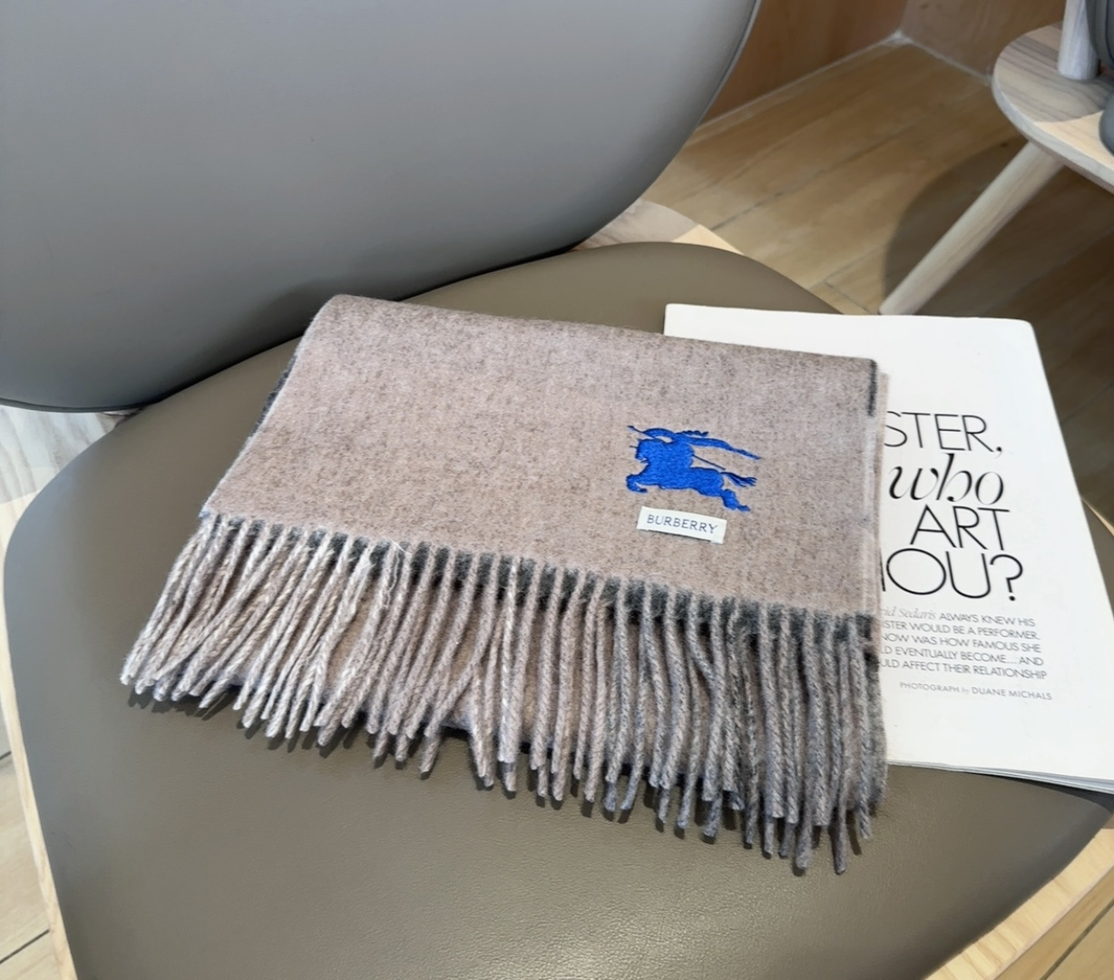 巴宝莉双拼色 双面提花围巾 秋冬最新款 排队买 绝对的上身效果极佳 ，双面羊绒厚实无比，大克重 超级保暖