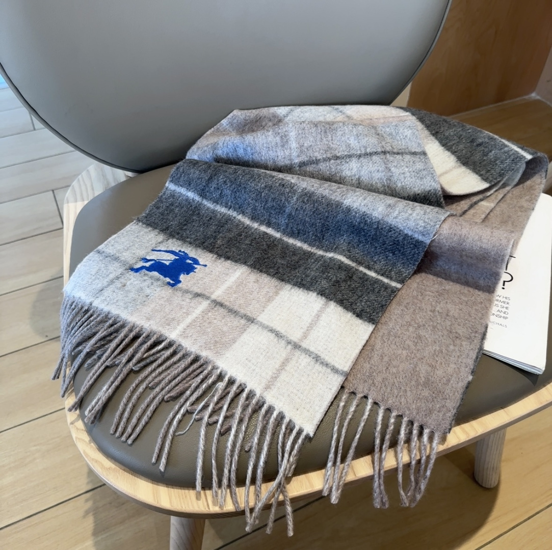 巴宝莉双拼色 双面提花围巾 秋冬最新款 排队买 绝对的上身效果极佳 ，双面羊绒厚实无比，大克重 超级保暖