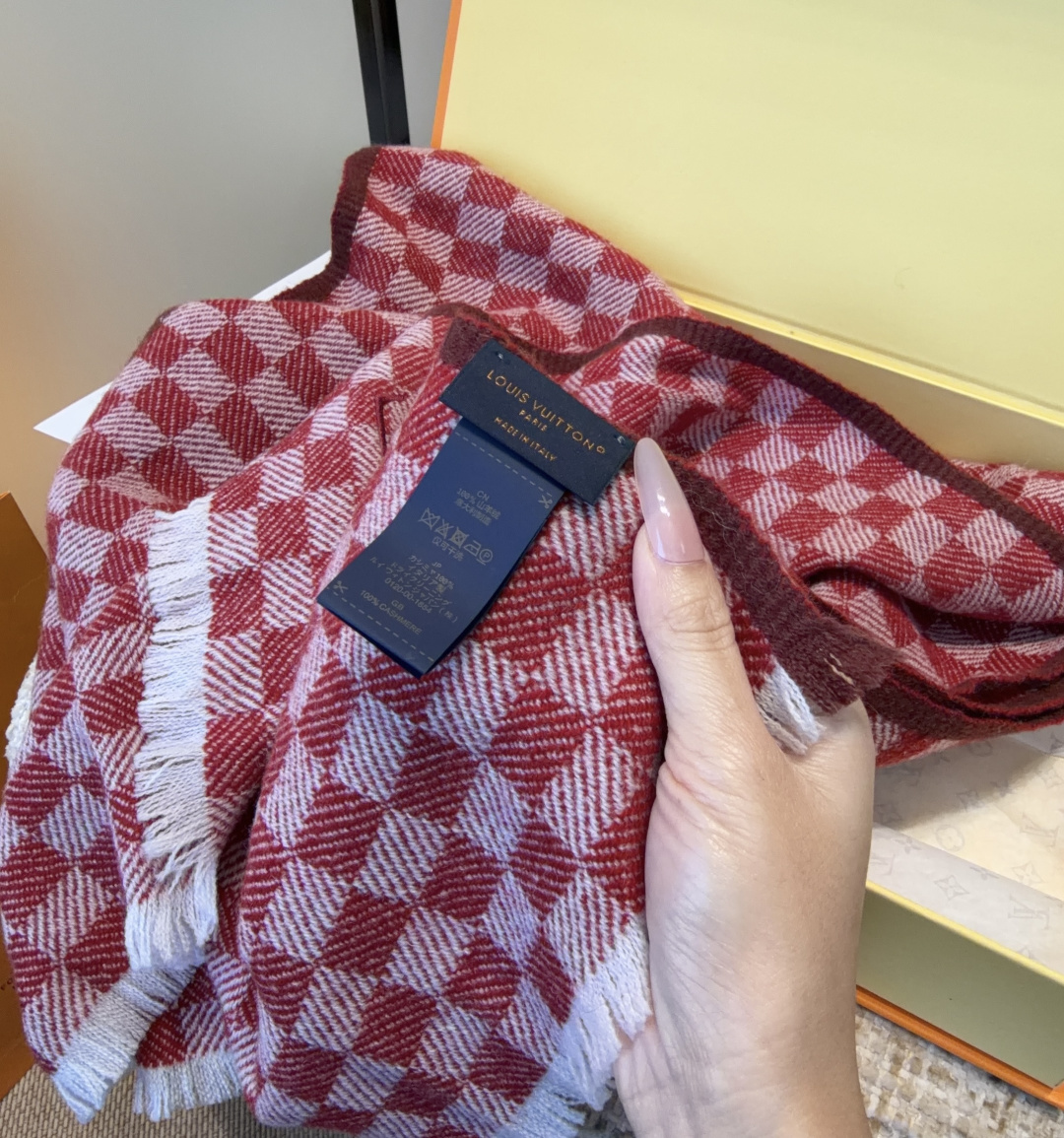 Lv围巾❗️好看的要疯掉了，太有型太有魅力了❗️❗️非常斯文时尚的秋冬单品！真的很喜欢，非常Classi
