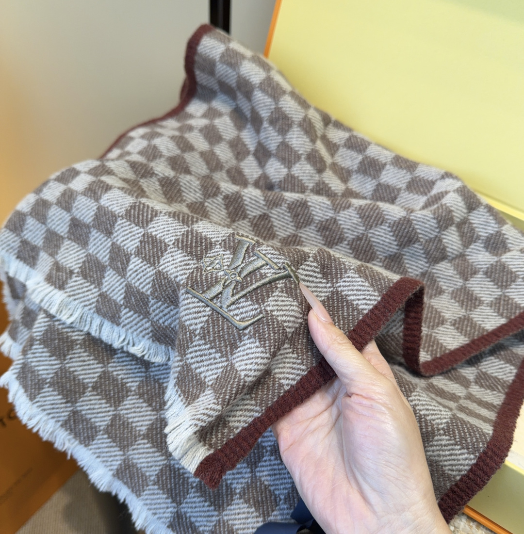 Lv围巾❗️好看的要疯掉了，太有型太有魅力了❗️❗️非常斯文时尚的秋冬单品！真的很喜欢，非常Classi