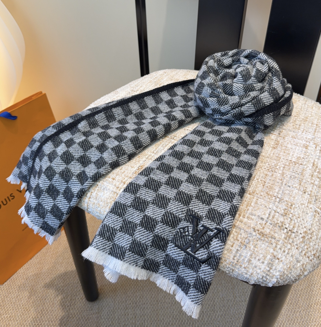 Lv围巾❗️好看的要疯掉了，太有型太有魅力了❗️❗️非常斯文时尚的秋冬单品！真的很喜欢，非常Classi
