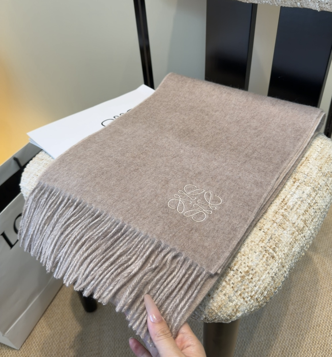 罗意威情侣款 美到要尖叫😱最新款🎊英伦欧美范儿 又是一款即时尚又实用的大围巾&长巾，🎆撞色的颜色搭配很协