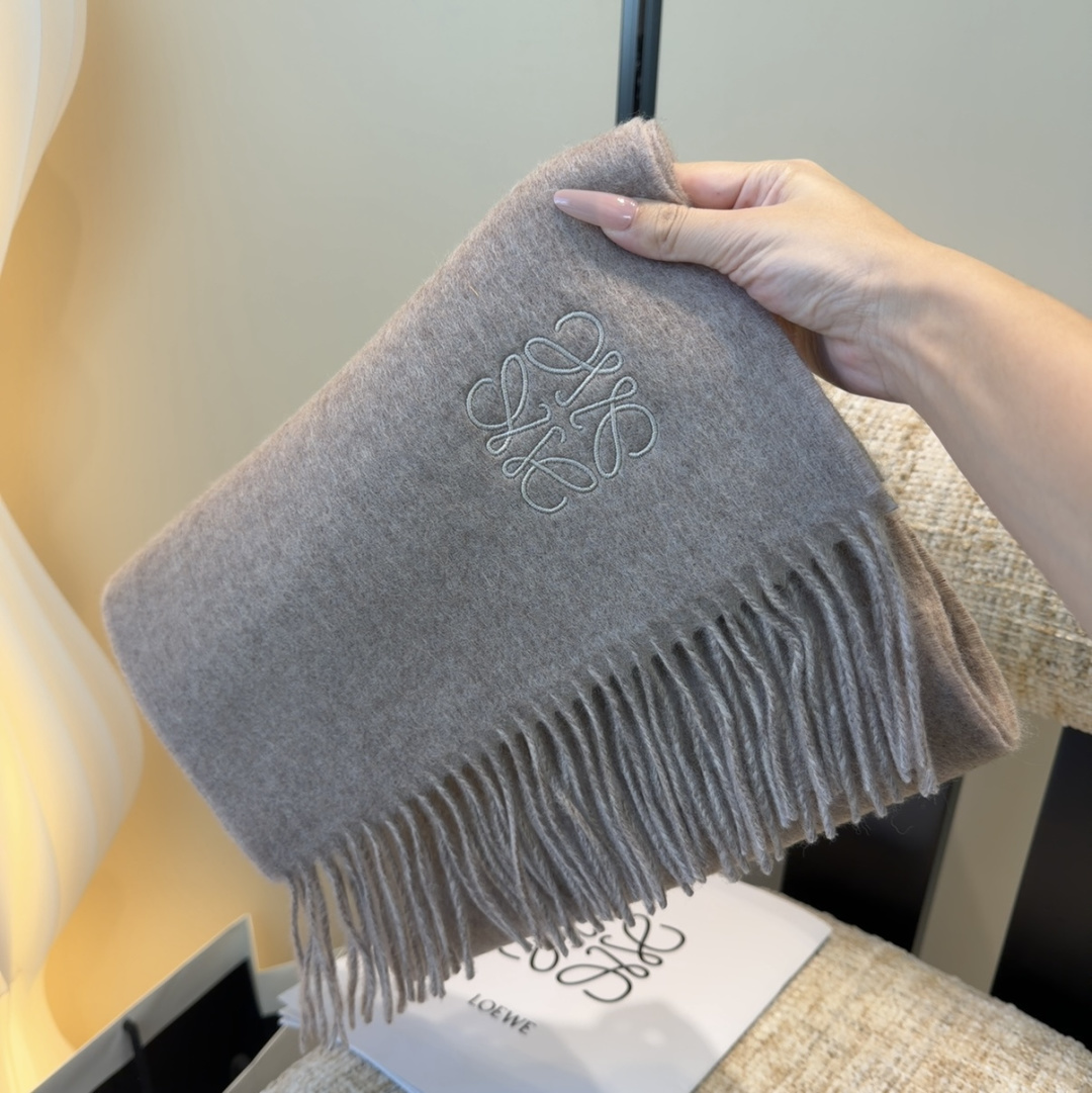 罗意威情侣款 美到要尖叫😱最新款🎊英伦欧美范儿 又是一款即时尚又实用的大围巾&长巾，🎆撞色的颜色搭配很协