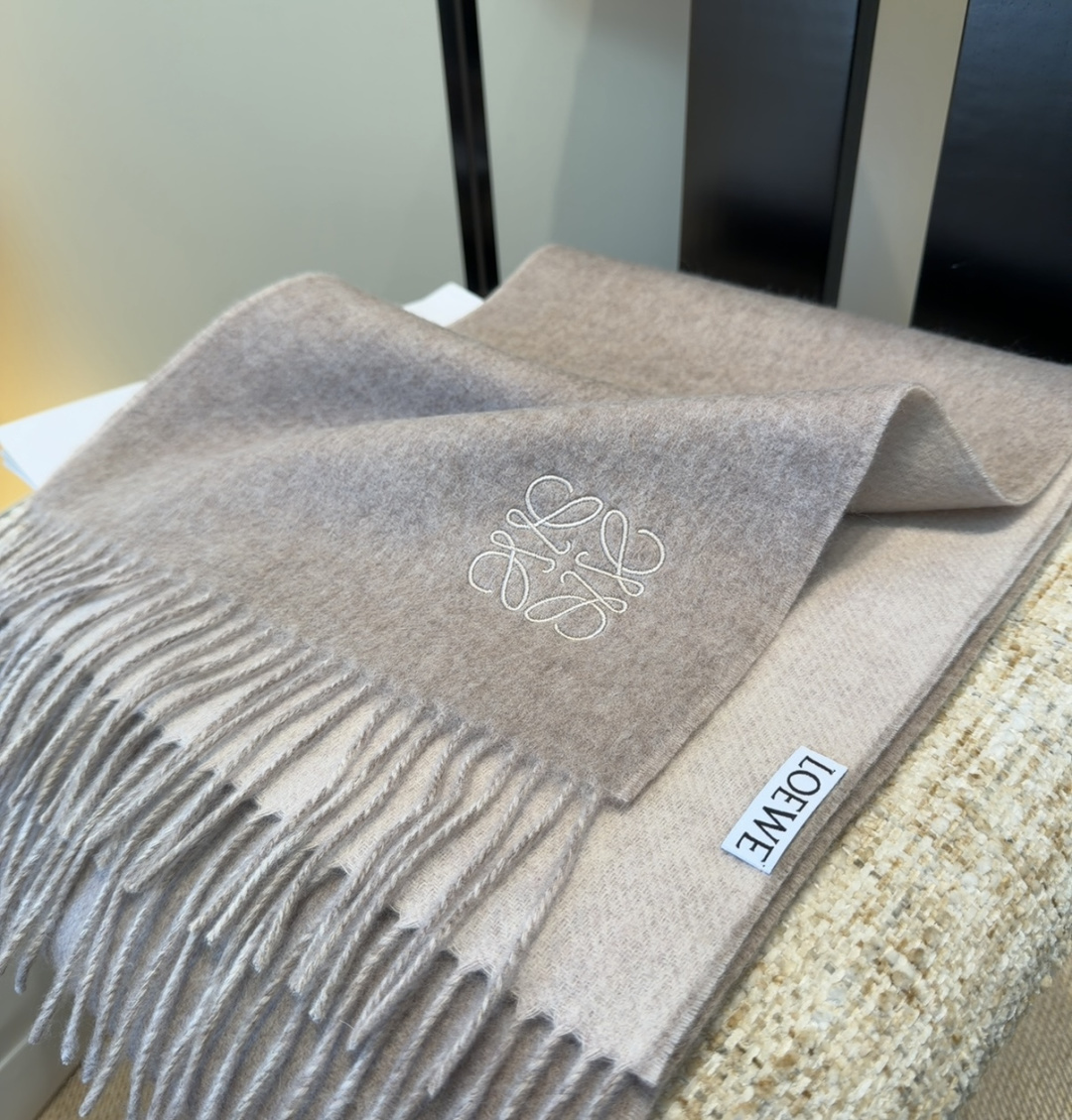 罗意威情侣款 美到要尖叫😱最新款🎊英伦欧美范儿 又是一款即时尚又实用的大围巾&长巾，🎆撞色的颜色搭配很协