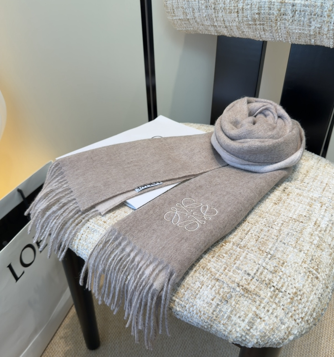 罗意威情侣款 美到要尖叫😱最新款🎊英伦欧美范儿 又是一款即时尚又实用的大围巾&长巾，🎆撞色的颜色搭配很协