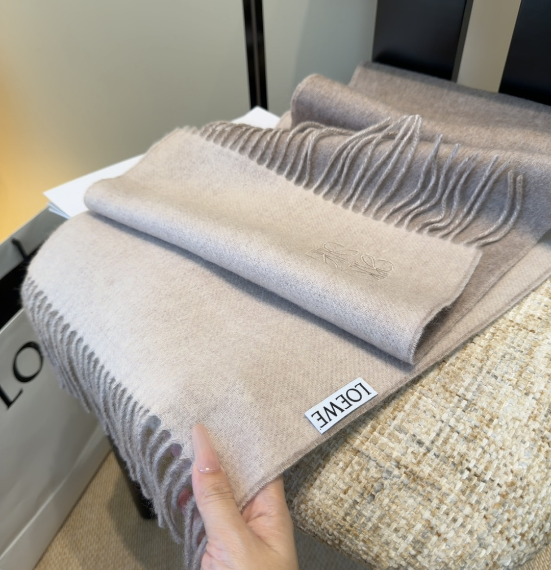 罗意威情侣款 美到要尖叫😱最新款🎊英伦欧美范儿 又是一款即时尚又实用的大围巾&长巾，🎆撞色的颜色搭配很协