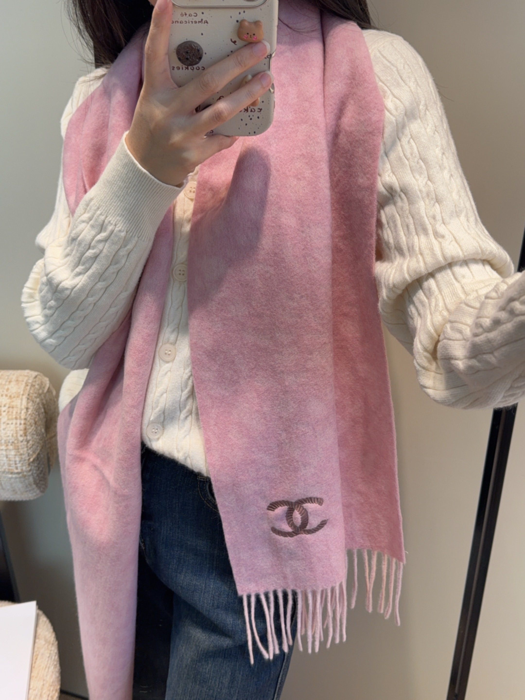 上新！秋冬香奈儿男女同款，同步，高端羊绒针织围巾！ 可正式，可随意，非常Classical的设计。这款织