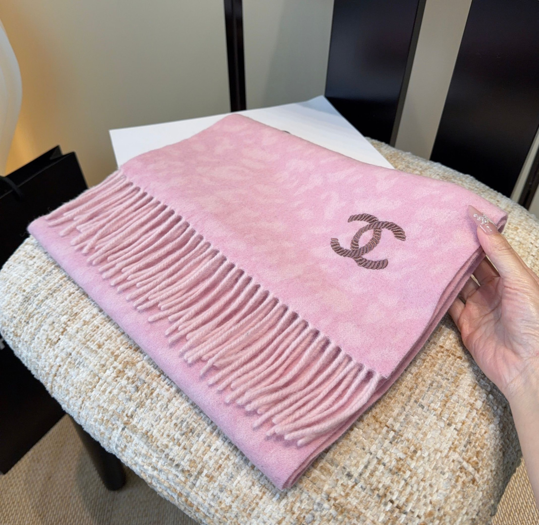 上新！秋冬香奈儿男女同款，同步，高端羊绒针织围巾！ 可正式，可随意，非常Classical的设计。这款织