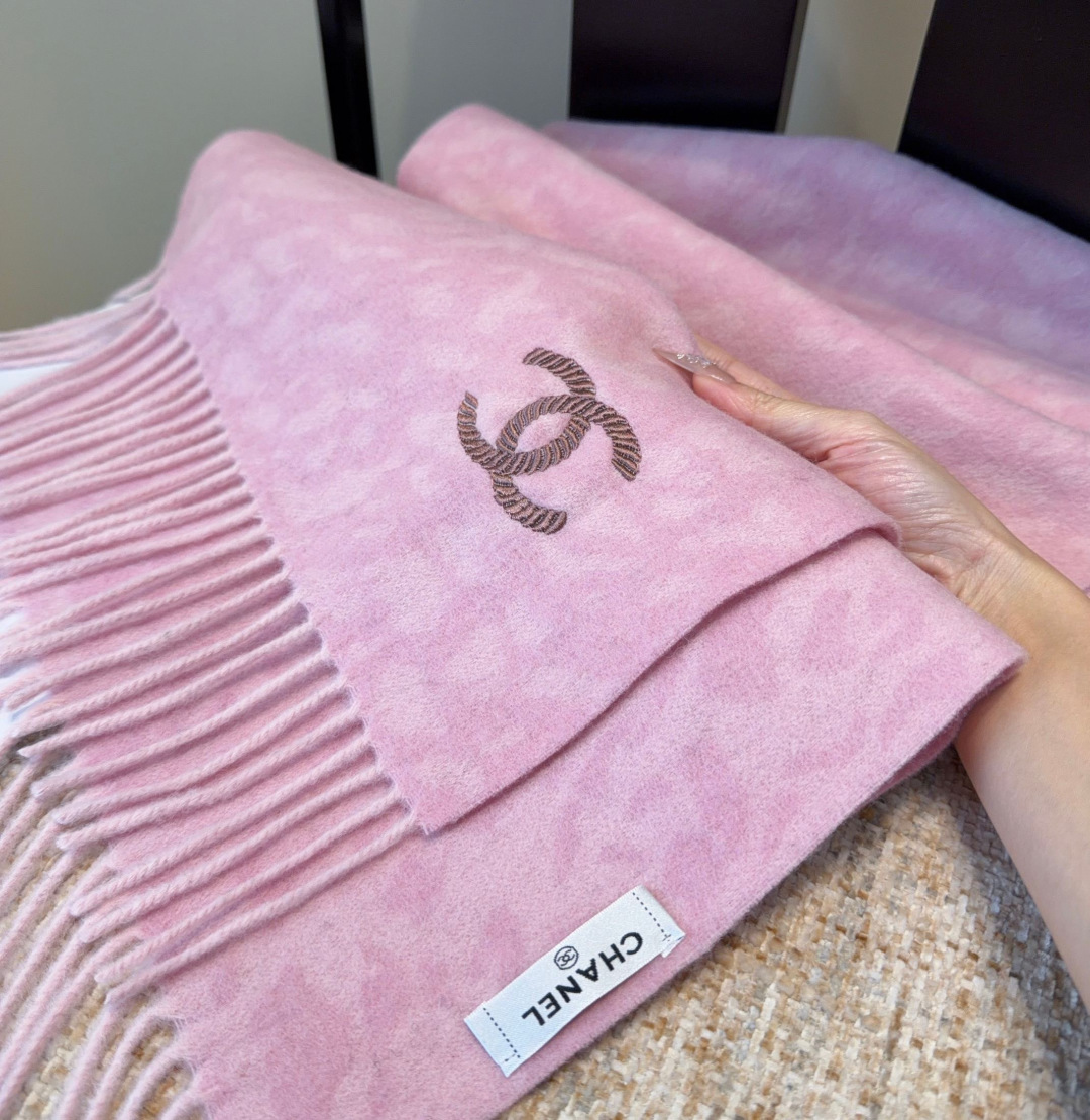 上新！秋冬香奈儿男女同款，同步，高端羊绒针织围巾！ 可正式，可随意，非常Classical的设计。这款织