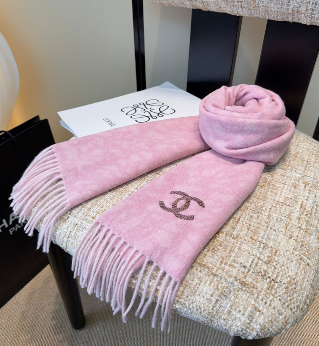 上新！秋冬香奈儿男女同款，同步，高端羊绒针织围巾！ 可正式，可随意，非常Classical的设计。这款织