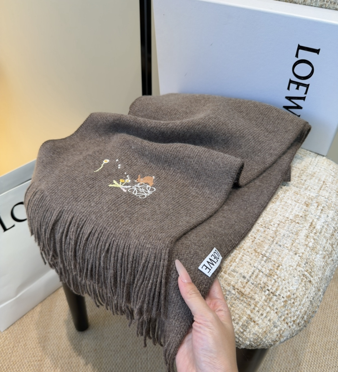 罗意威同步，高端羊绒针织围巾！可正式，可随意，非常assical的男款设计。这款织法比较难，又很费纱线，