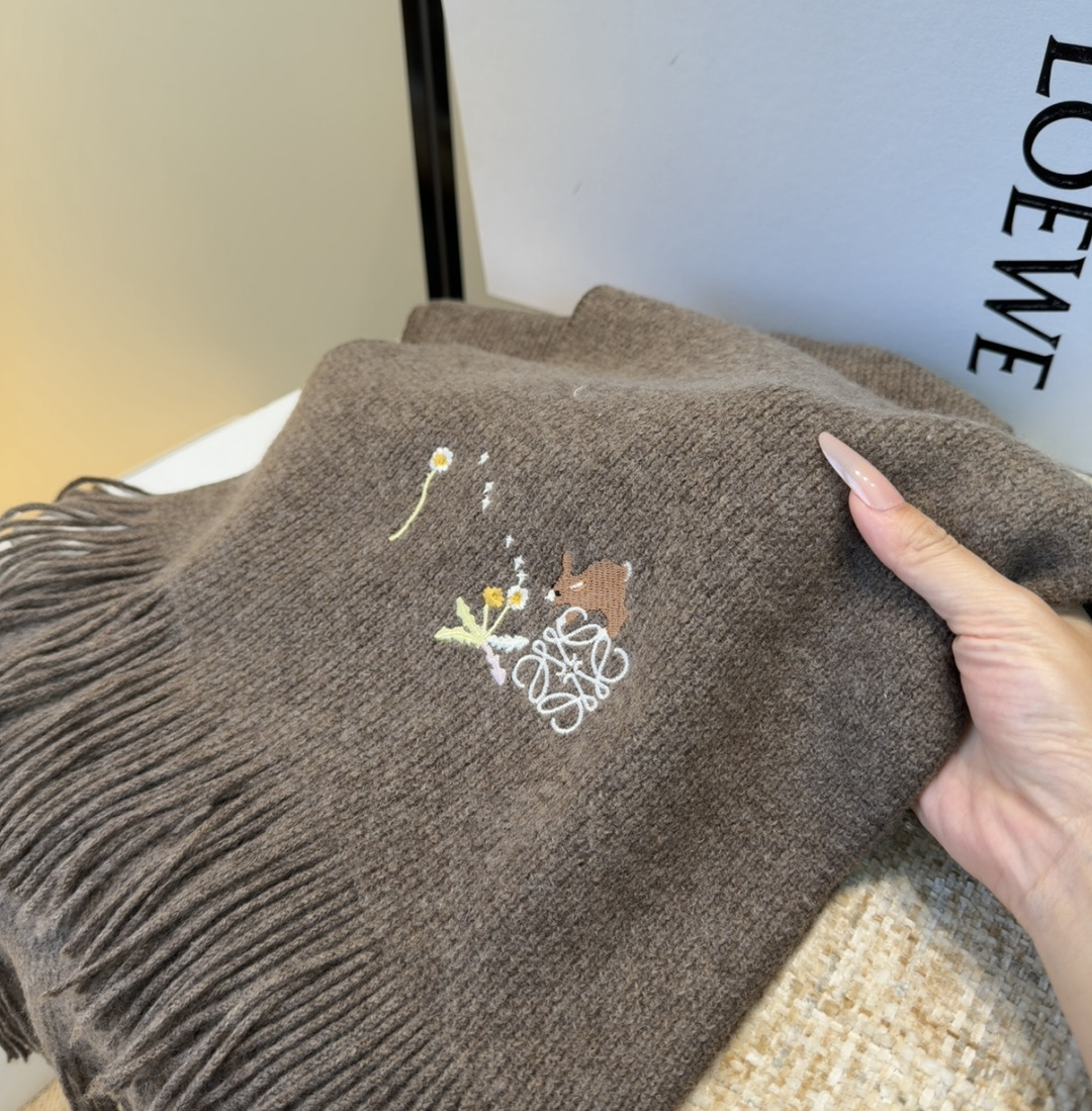 罗意威同步，高端羊绒针织围巾！可正式，可随意，非常assical的男款设计。这款织法比较难，又很费纱线，