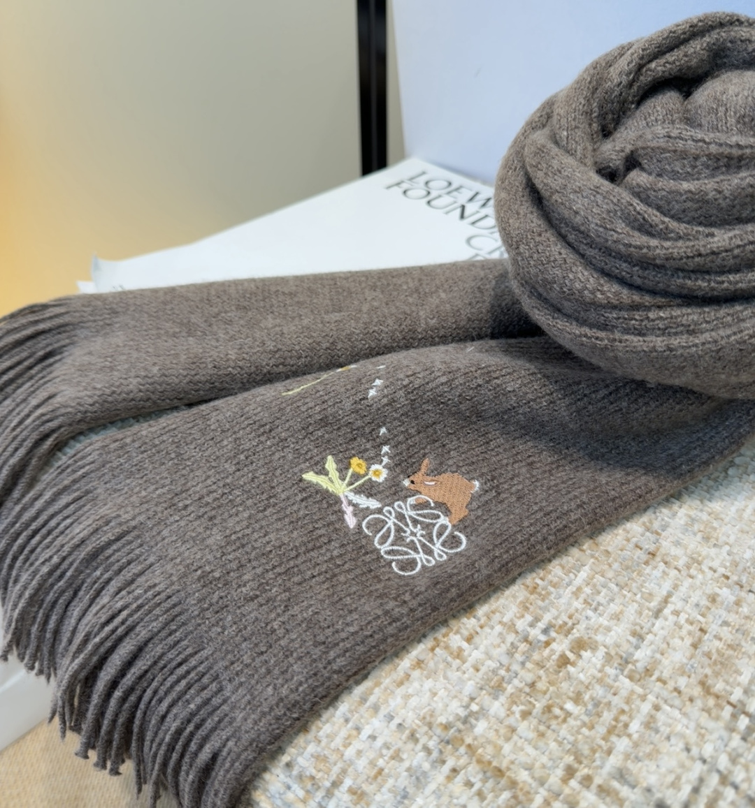 罗意威同步，高端羊绒针织围巾！可正式，可随意，非常assical的男款设计。这款织法比较难，又很费纱线，