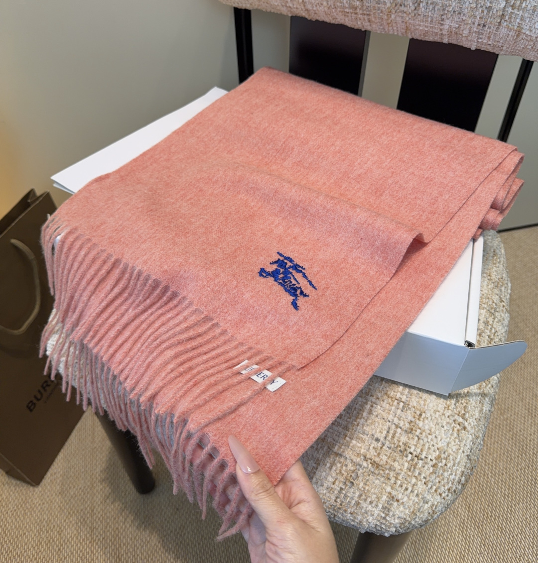 巴宝莉围巾❗️好看的要疯掉了，太有型太有魅力了❗️❗️非常斯文时尚的秋冬单品！真的很喜欢，非常Class