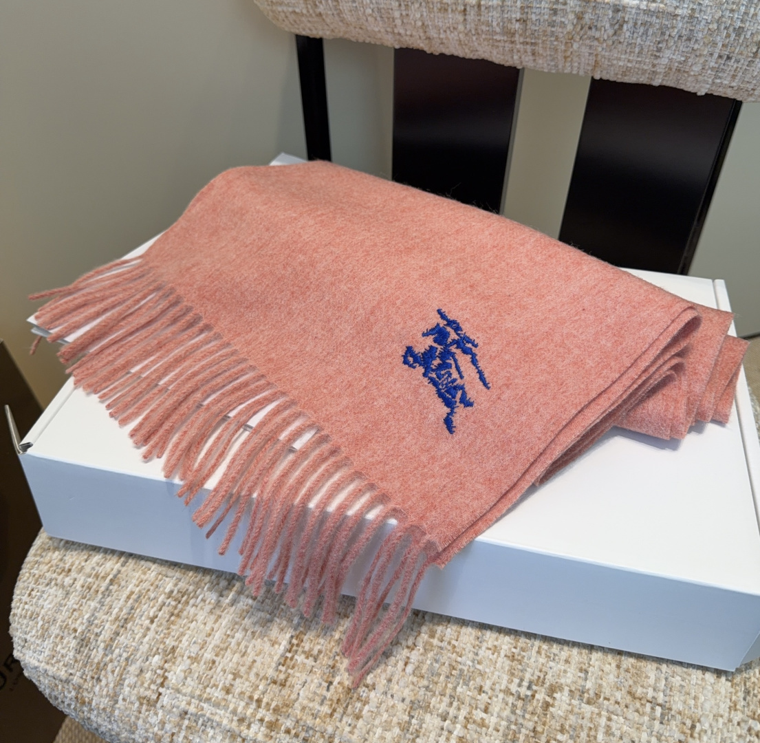 巴宝莉围巾❗️好看的要疯掉了，太有型太有魅力了❗️❗️非常斯文时尚的秋冬单品！真的很喜欢，非常Class