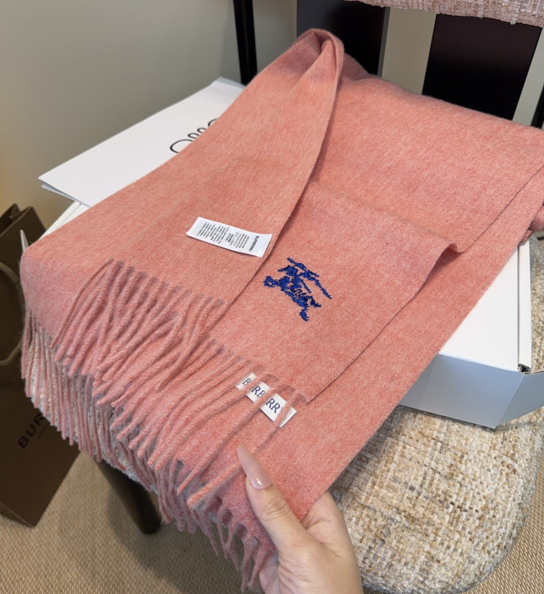 巴宝莉围巾❗️好看的要疯掉了，太有型太有魅力了❗️❗️非常斯文时尚的秋冬单品！真的很喜欢，非常Class