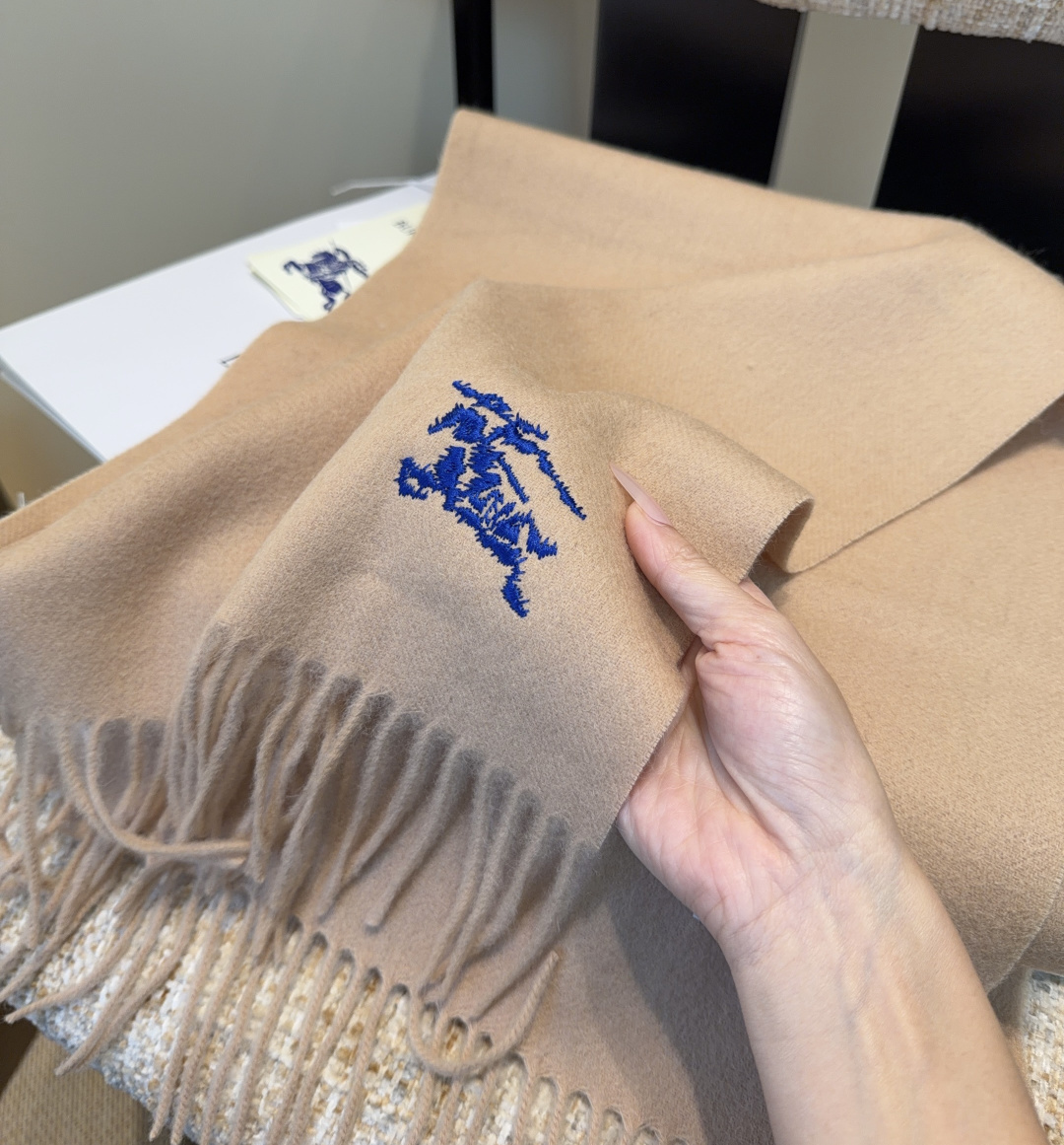 巴宝莉围巾❗️好看的要疯掉了，太有型太有魅力了❗️❗️非常斯文时尚的秋冬单品！真的很喜欢，非常Class