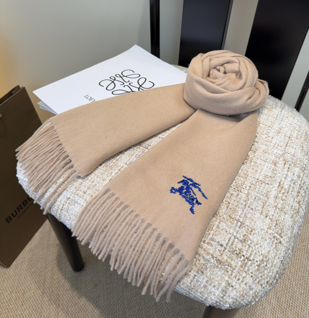 巴宝莉围巾❗️好看的要疯掉了，太有型太有魅力了❗️❗️非常斯文时尚的秋冬单品！真的很喜欢，非常Class