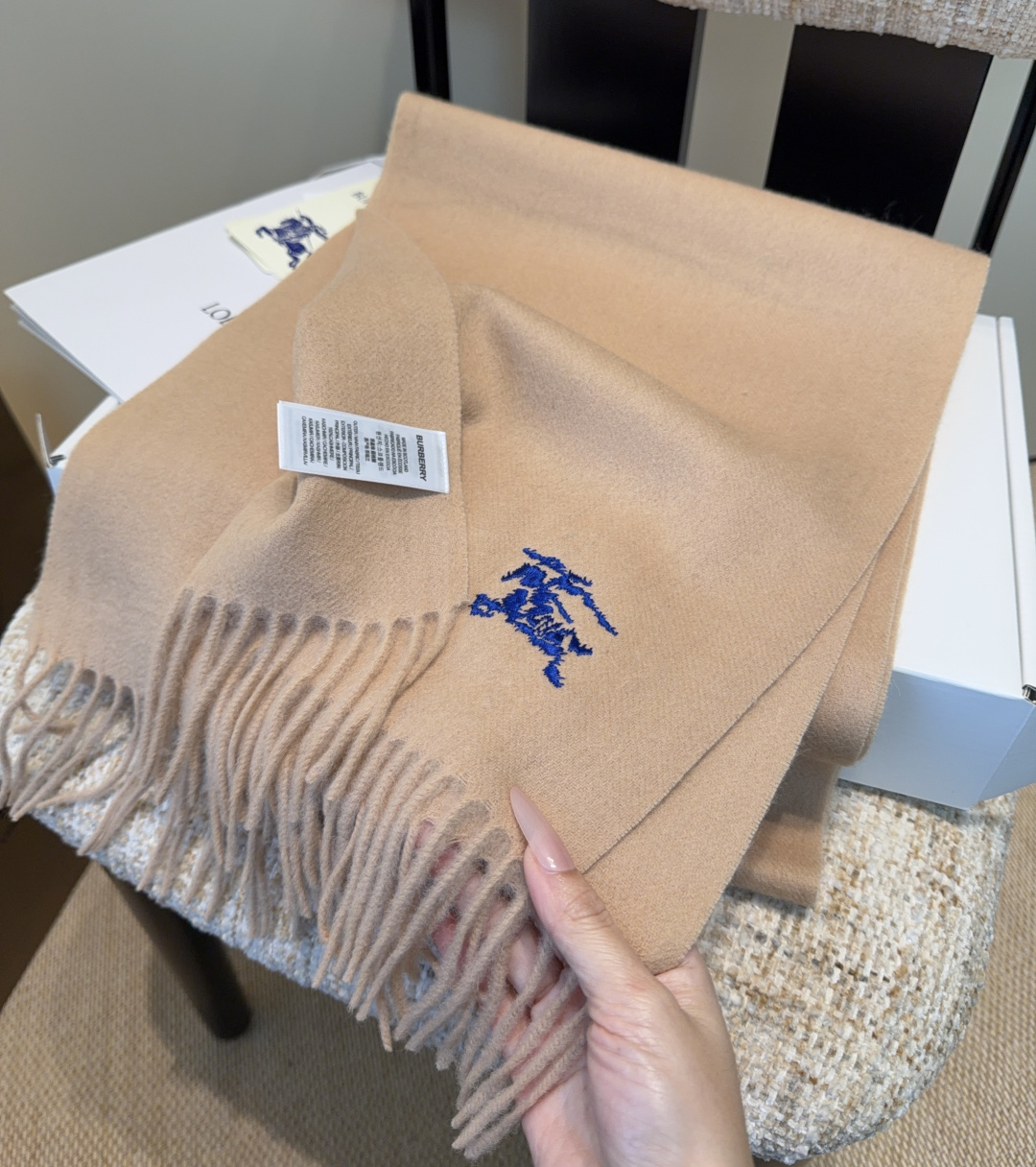 巴宝莉围巾❗️好看的要疯掉了，太有型太有魅力了❗️❗️非常斯文时尚的秋冬单品！真的很喜欢，非常Class