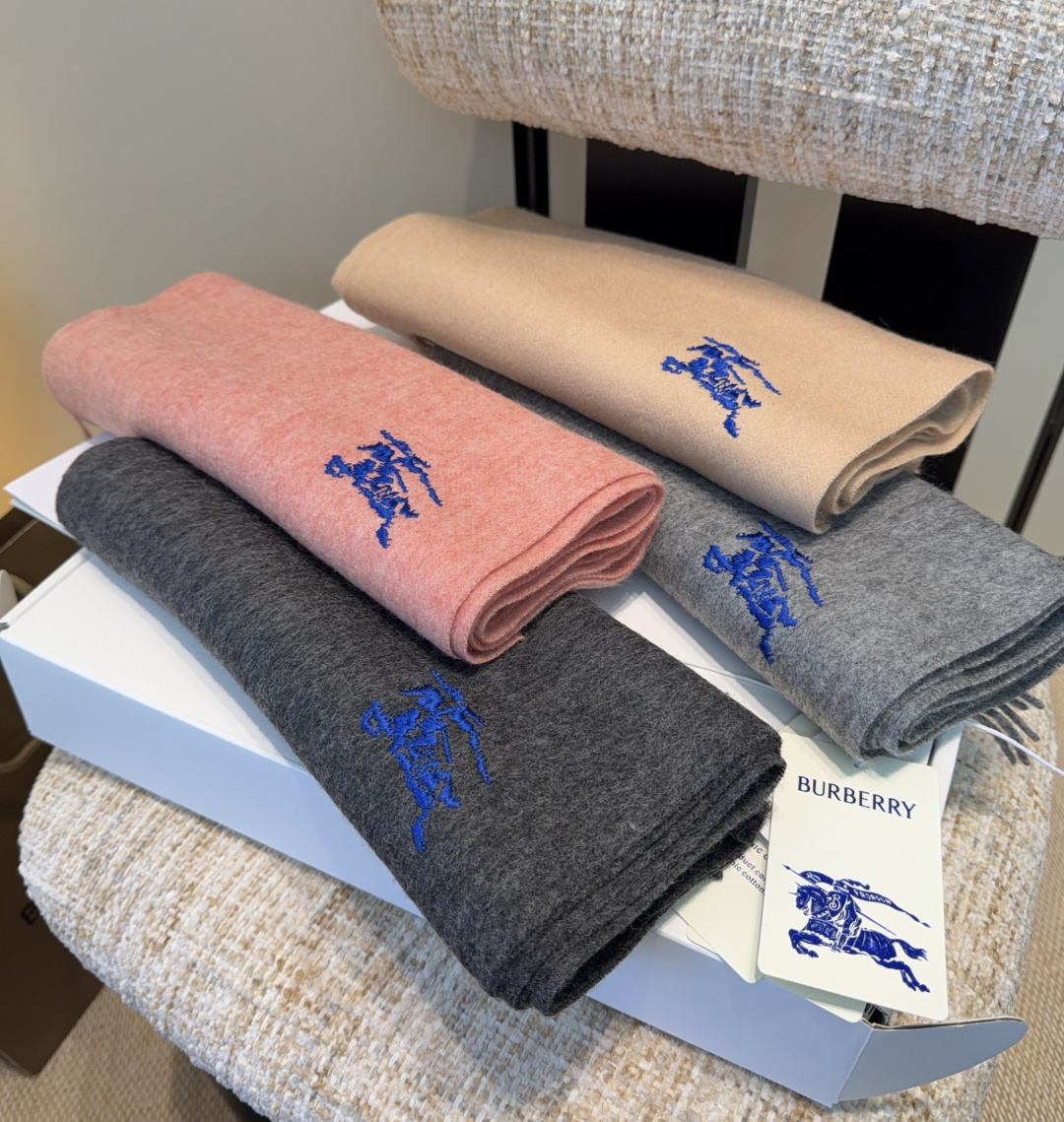 巴宝莉围巾❗️好看的要疯掉了，太有型太有魅力了❗️❗️非常斯文时尚的秋冬单品！真的很喜欢，非常Class