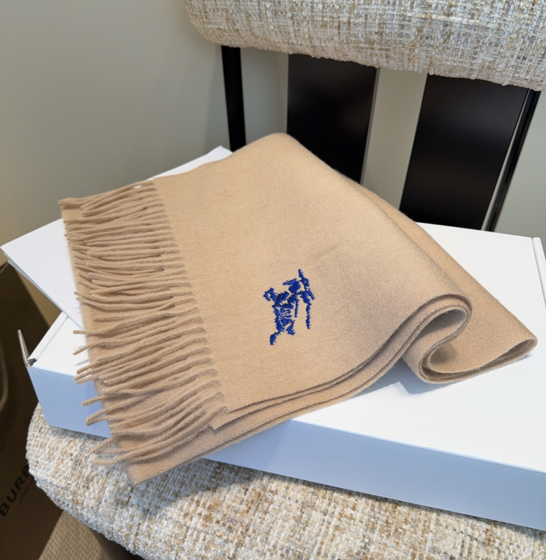 巴宝莉围巾❗️好看的要疯掉了，太有型太有魅力了❗️❗️非常斯文时尚的秋冬单品！真的很喜欢，非常Class