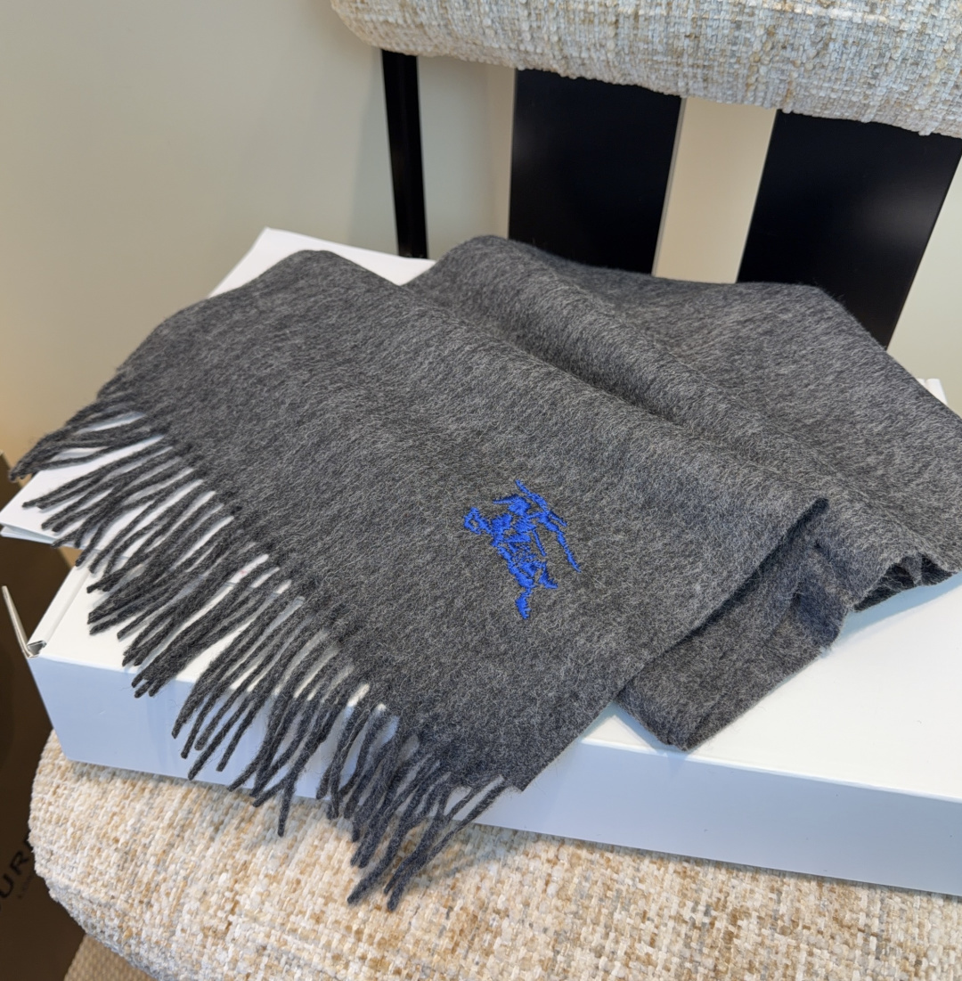 巴宝莉围巾❗️好看的要疯掉了，太有型太有魅力了❗️❗️非常斯文时尚的秋冬单品！真的很喜欢，非常Class