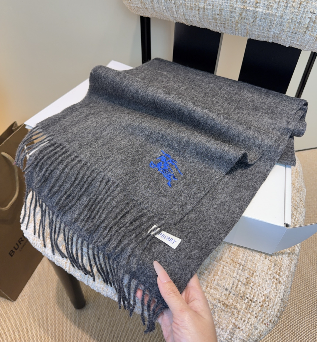 巴宝莉围巾❗️好看的要疯掉了，太有型太有魅力了❗️❗️非常斯文时尚的秋冬单品！真的很喜欢，非常Class